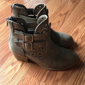 Girls ankle booties. Gently used.